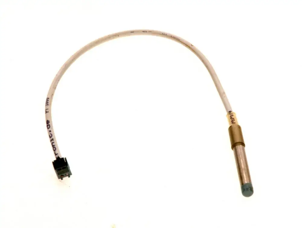 Temperaturfühler von Bosch mit einem Metall-Sensor und einem Kabelanschluss. Der Sensor hat eine blau gefärbte Spitze und ist für Temperaturmessungen in verschiedenen Anwendungen geeignet.
